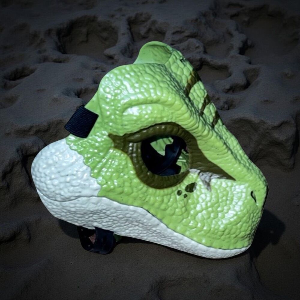 2018 Jurassic World Dino Escape Green Velociraptor Dinosaur Action Mask